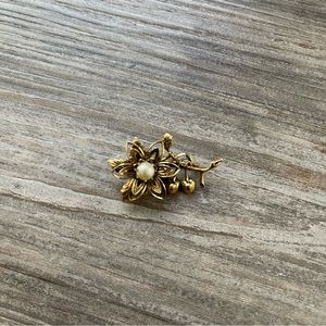 ✨Vintage Gold and Pearl Flower Brooch